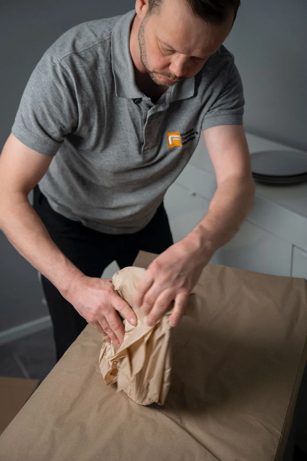 Sorgfältiges Verpacken von Geschirr -- professioneller Umzugsservice