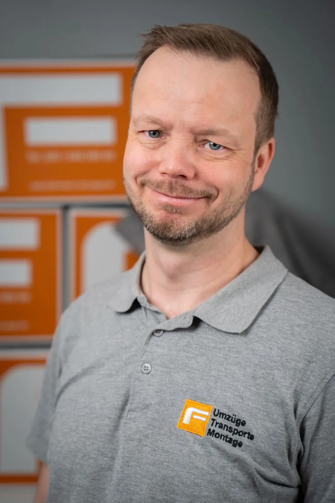 Adam Fuhrmann, Inhaber, mit prüfendem Blick vor orange-weißen Fuhrmann-Kartons