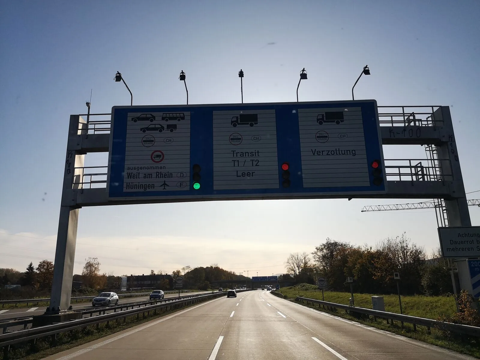 Autobahn am Grenzübergang Schweiz bei Weil am Rhein – Transit und Verzollung