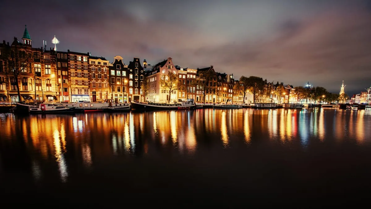 Amsterdam bei Nacht – Grachten und historische Gebäude