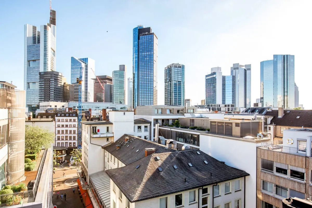 Frankfurter Skyline mit Hochhäusern – Blick über die Innenstadt