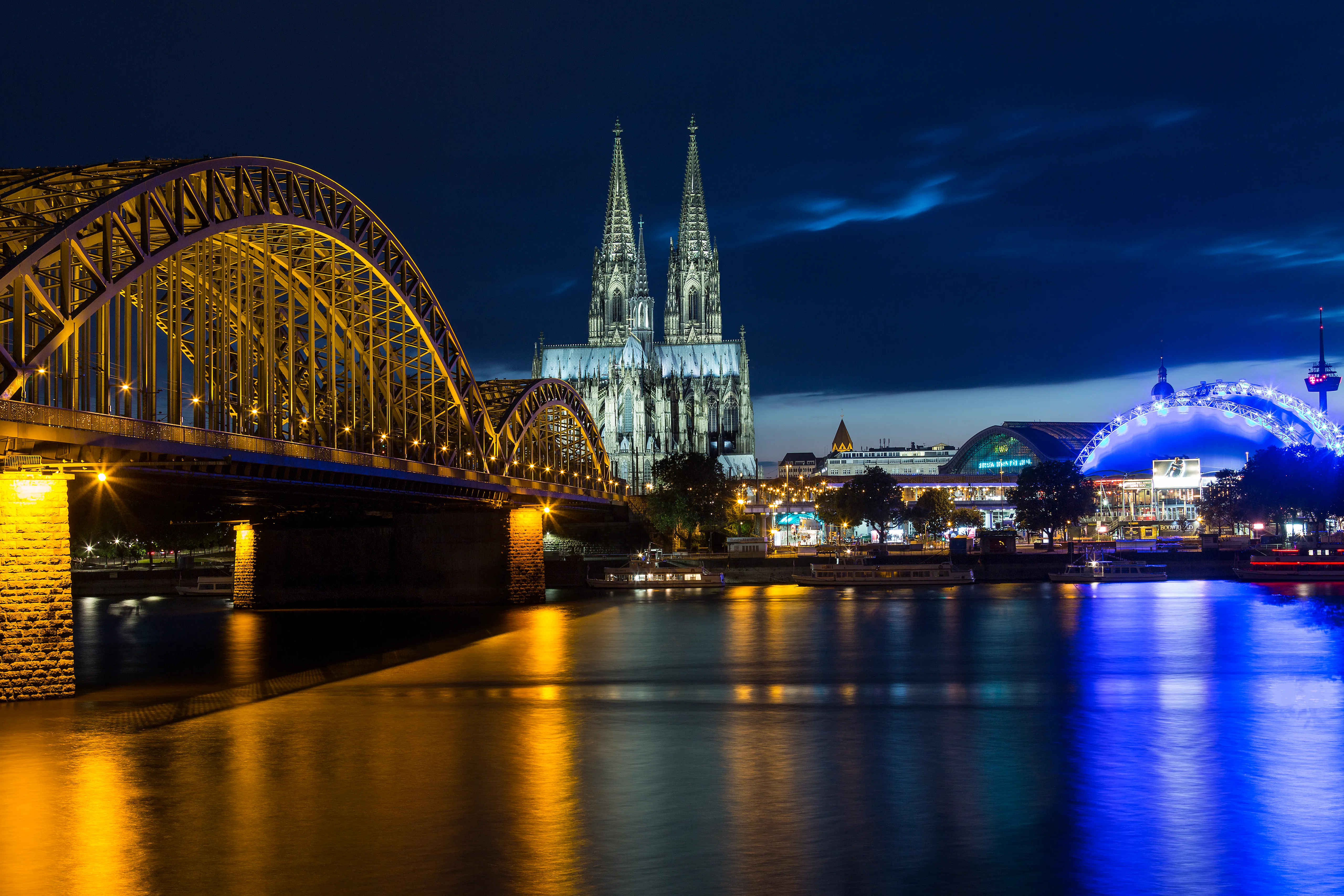 Kölner Dom mit Hohenzollernbrücke bei Nacht