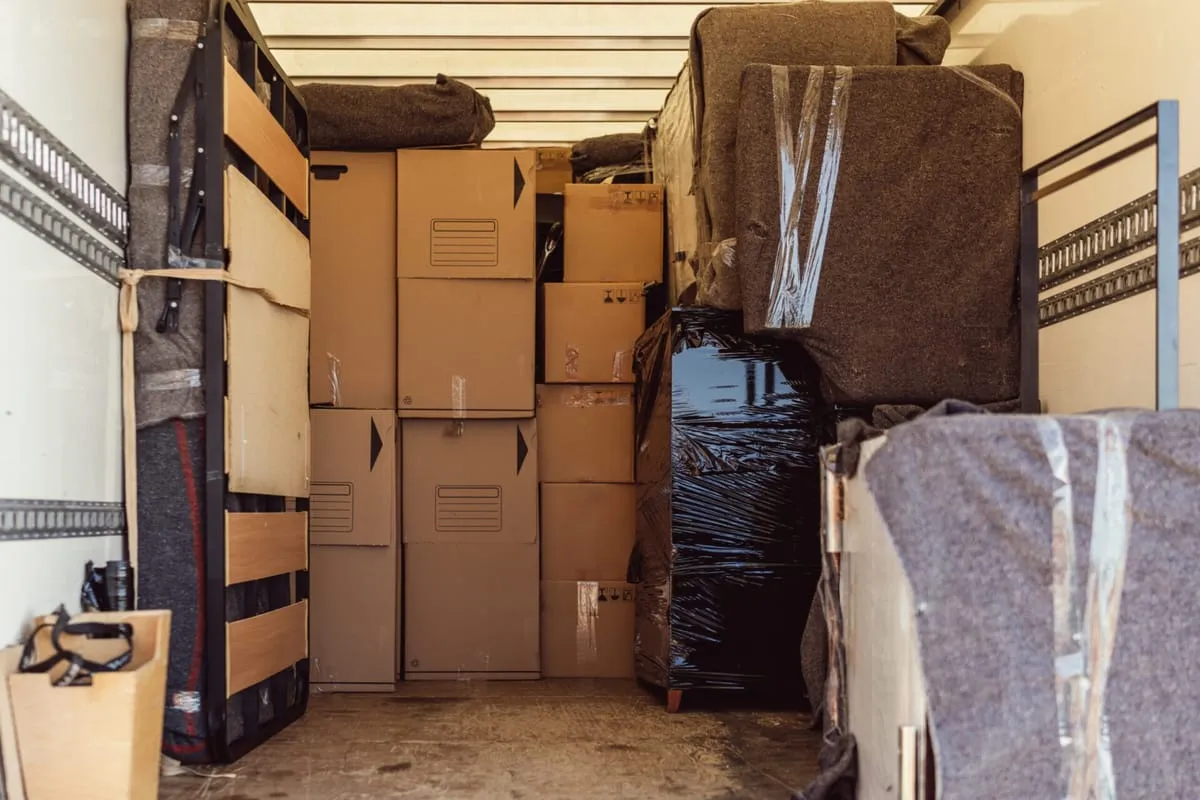 Umzugskartons und Pakete im LKW -- professionell verladen und gesichert