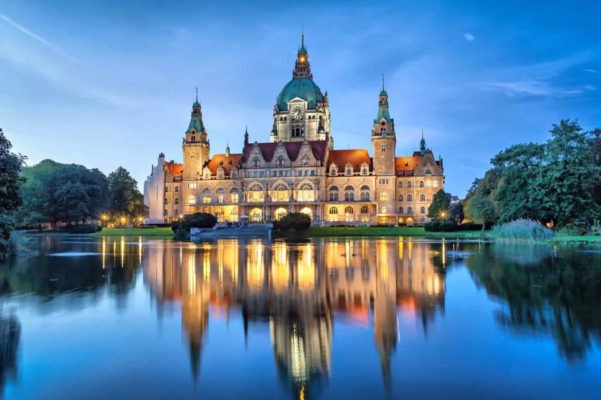 Neues Rathaus Hannover am Abend — Ihr Umzugsziel in Niedersachsen