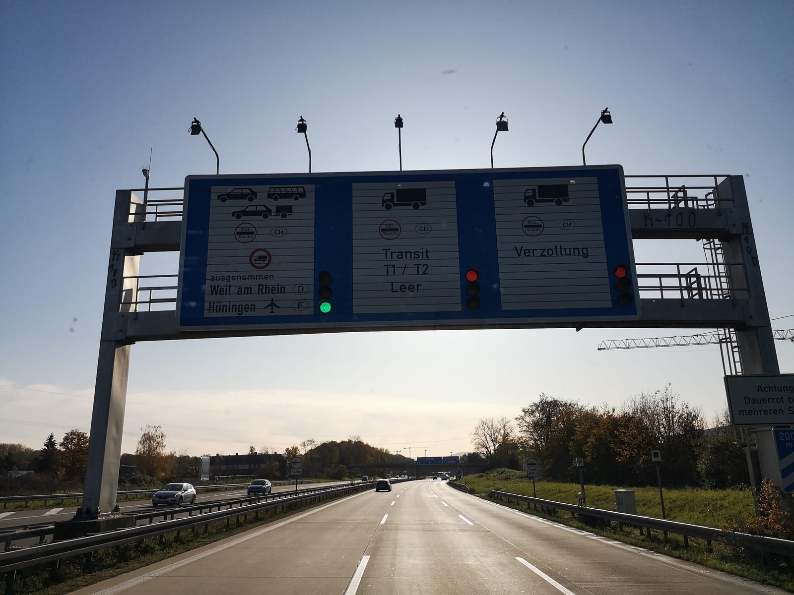 Fuhrmann LKW am Grenzübergang Schweiz auf der Autobahn