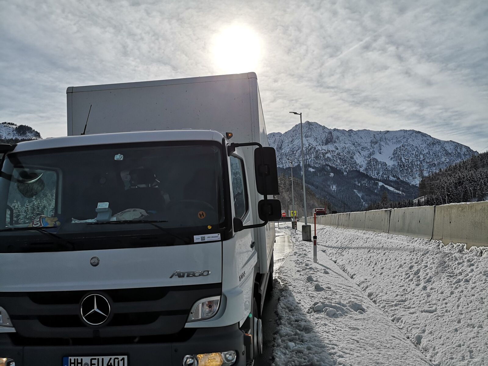 Fuhrmann LKW auf Fernfahrt durch die Alpen – Umzug in die Schweiz