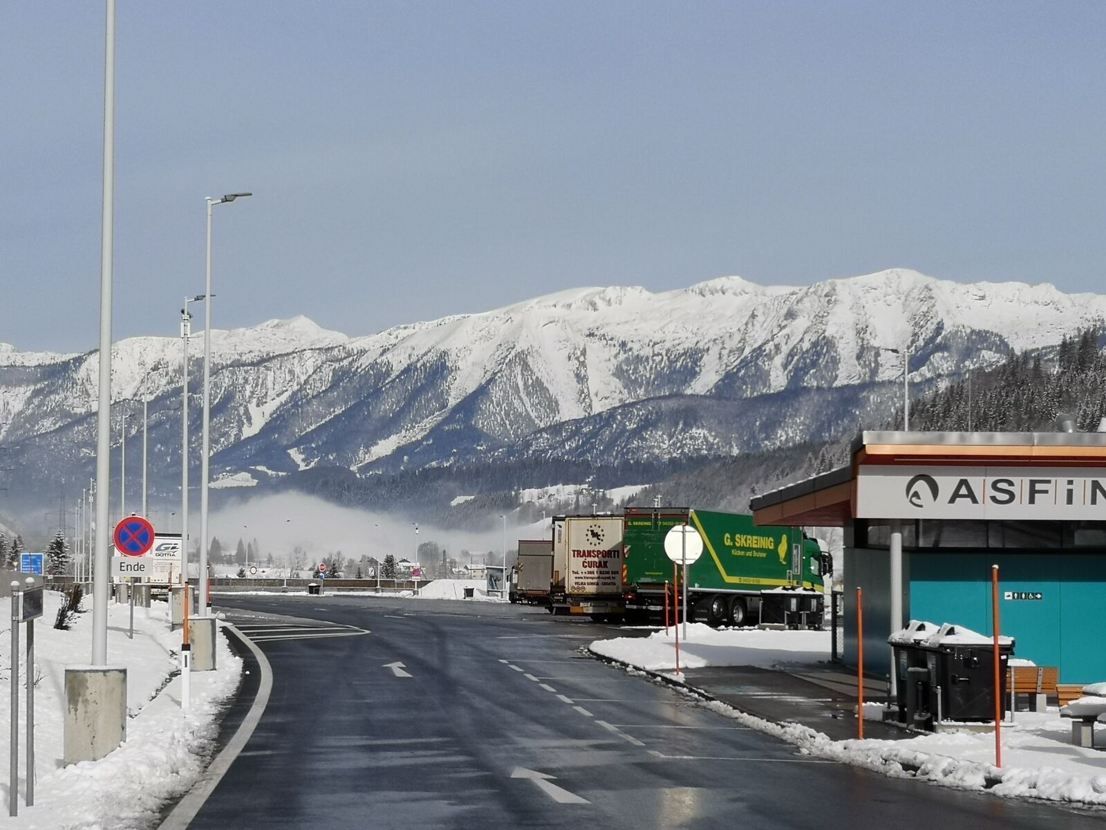 Fuhrmann LKW an einer ASFINAG-Raststätte in den österreichischen Alpen im Winter