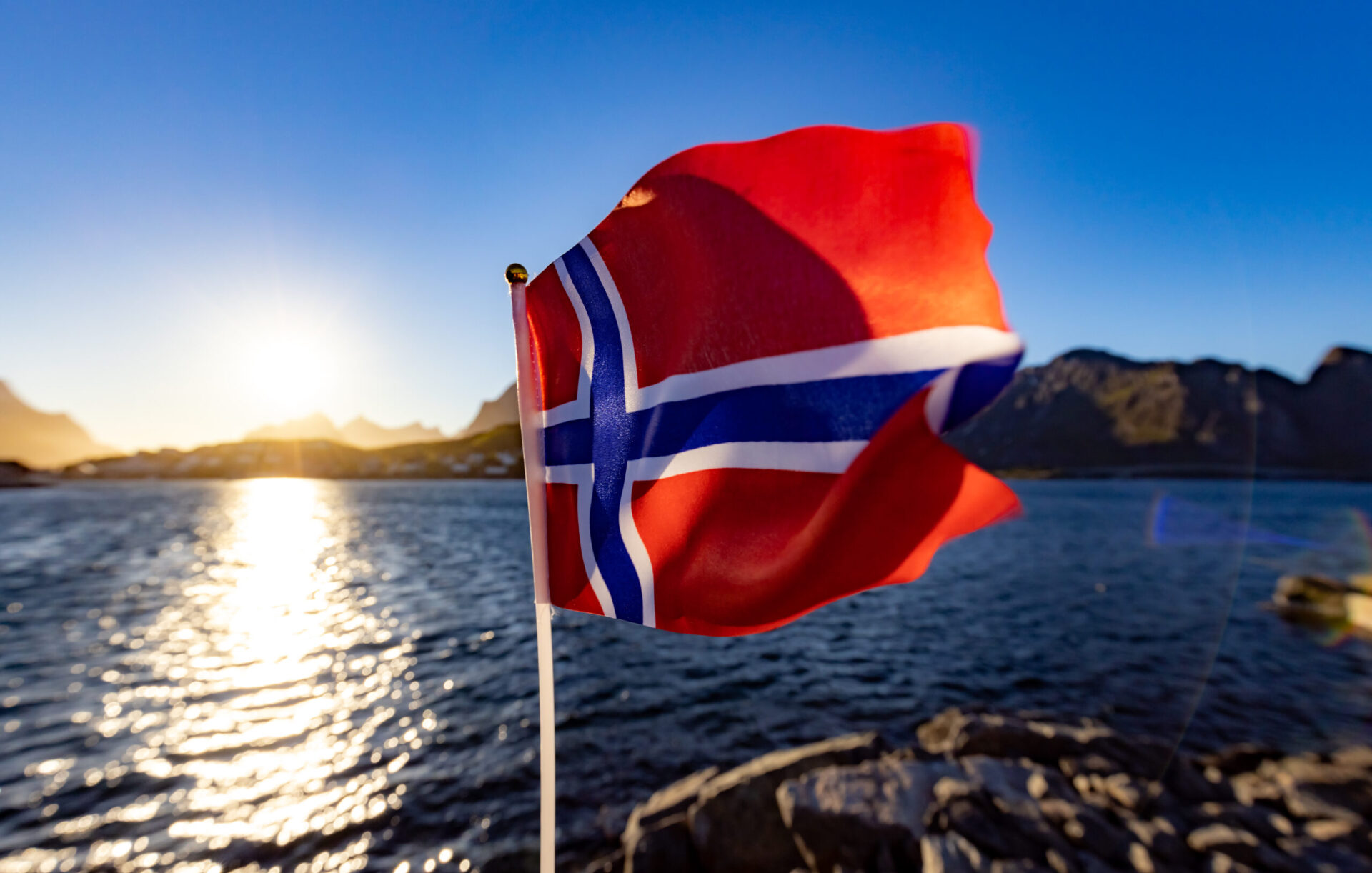 Norway Flag. Beautiful Nature Norway natural landscape. skandinavien umzüge fuhrmann